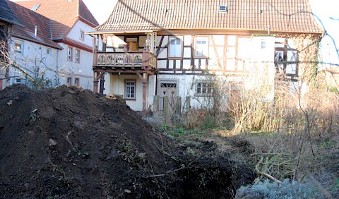 Die Grabung im Gartenbereich mit Blick auf das barocke Fachwerkhaus