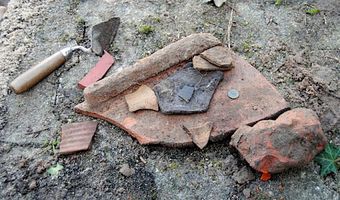 Tonscherben aus der Römerzeit, dem 12. und 14. Jh., Münze aus dem 3.Reich 