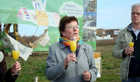 Bürgermeisterin Hänsch beglückwünscht die Baugruppe
