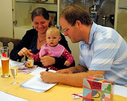 Fam. Hahne beim Unterzeichnen des Gesellschaftervertrags