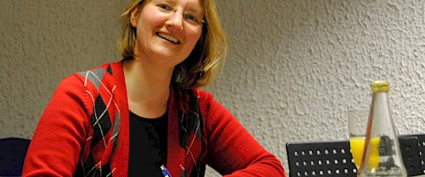 Der freudige Augenblick: Sonja Schwarzl unterschreibt den Gesellschaftervertrag