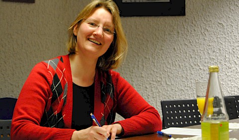 Der freudige Augenblick: Sonja Schwarzl unterschreibt den Gesellschaftervertrag