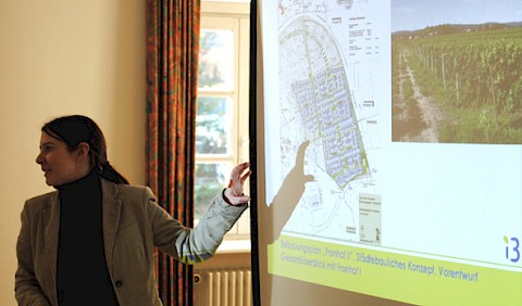 Katja Bär erläutert die Planung zum Fronhof II
