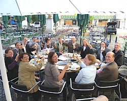 Strahlende Gesichter beim Begießen des Grundstückskaufs