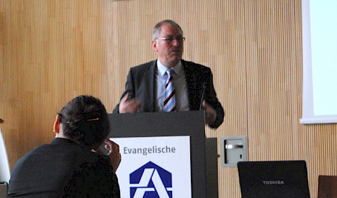 Ministerialdirigent Hartmut Alker beim Vortrag