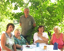 Kaffe und Kuchen im Klostergarten