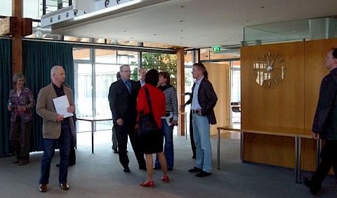 Gespräche im Foyer an den Büchertischen