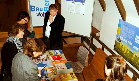 Dr. Hauer verteidigt den Büchertisch