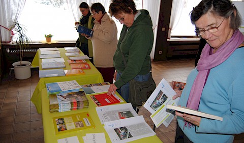 Interessent/innen am Büchertisch