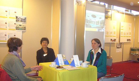 Regine und Renate Erhard besuchen Messestand