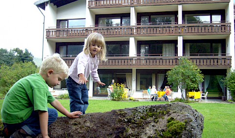 Kleine Felsklettererei vor Hotel