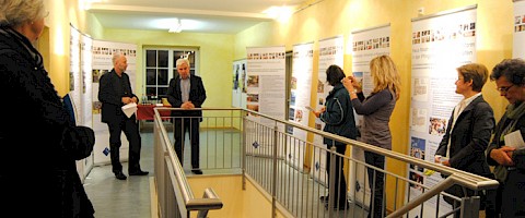 Bürgermeister Beil begrüßt die Ausstellungsbesucher
