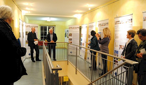 Bürgermeister Beil begrüßt die Ausstellungsbesucher