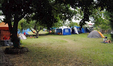 Das Zeltlager für eine Woche im Garten des Anwesens