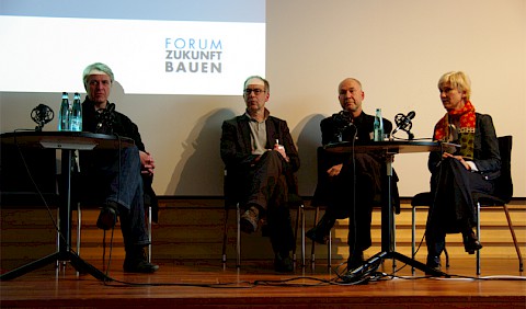 Prof. Susanne Dürr moderiert das Forumsgespräch