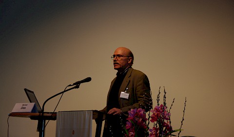 Prof. Tilmann Harlander fasst die Tagungsergebnisse zusammen