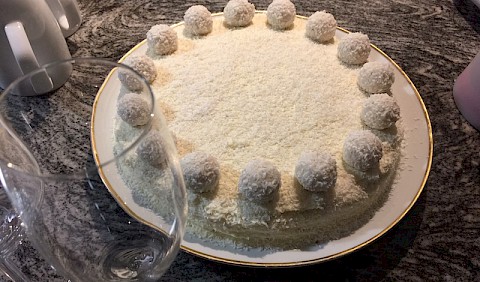 mit Sekt und selbstgebackener Kokostraum-Torte