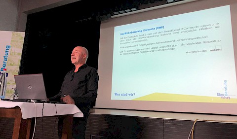 BWK Geschäftsführer Alexander Grünenwald präsentiert den Projektfahrplan
