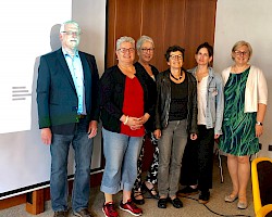 Beim Besuch in Edenkoben: Bürgermeister Ludwig Lintz, die Vorsitzende des  ZammeZiehe n.e.V. Susanne Roth, Jutta Grünenwald, Architektin Berta Heyl, Pia Leitgieb von der Ev. Erwachsenenbildung Baden und Angelika Fesenmeyer, 1. Beigeordnete von Edenkoben. (von Links)