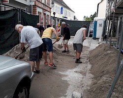 Gemeinsam Handanlegen hieß es im Vorfeld des Oldtimertages am 15. Juni.