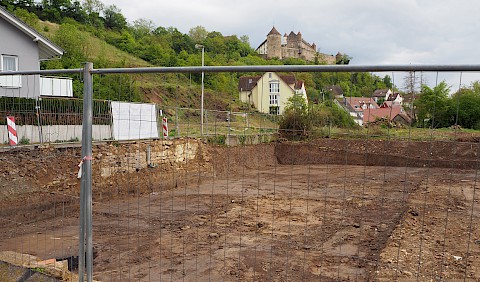 Noch ist es nicht mehr als eine Baugrube, aber bald entsteht an dieser Stelle ein engagiertes Gemeinschaftswohnprojekt nur wenige Gehminuten vom Ortszentrum untergruppenbachs entfernt.