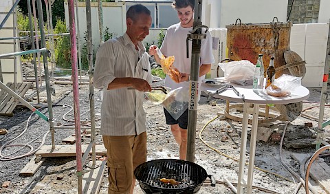 Am Grill - Bauträger Oliver Boger mit seinem Neffen Christian Boger....