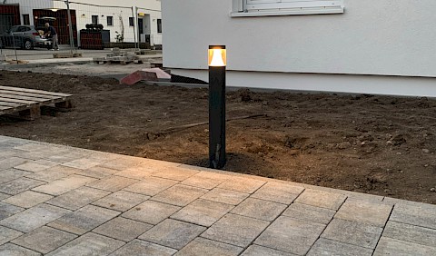 Auch die Wegbeleuchtung ist schon am Netz...